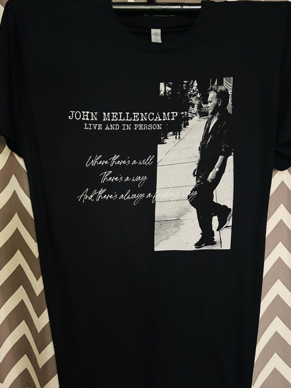 JOHN MELLENCAMP - LIVE AND IN PERSON- Black Graphic Live Concert Tee - Picture 2 of 3